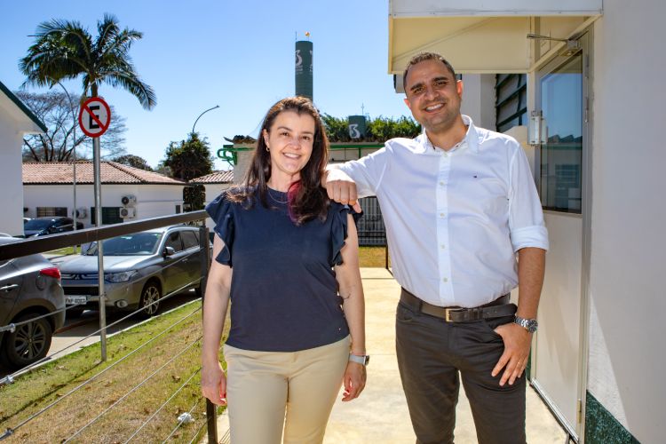Mulher ao lado de homem em pé, em ambiente externo